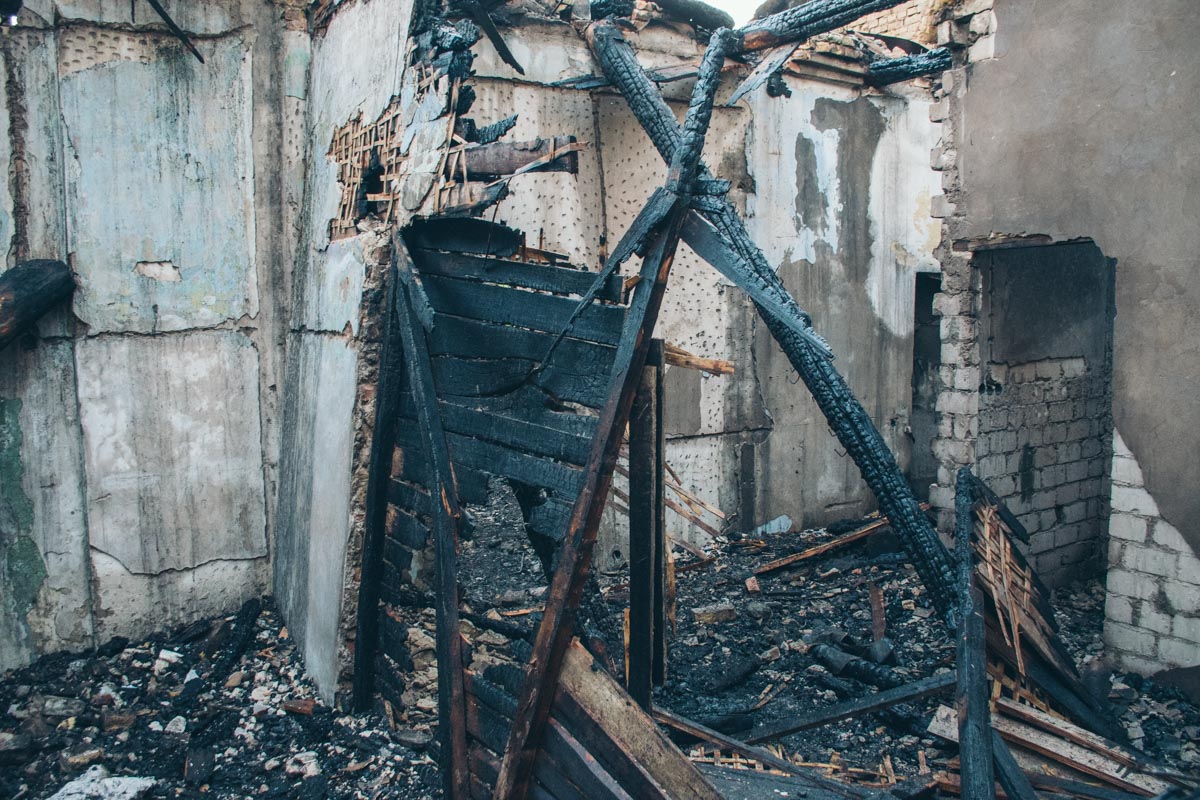 На ДВРЗ в Киеве сгорел заброшенный дом