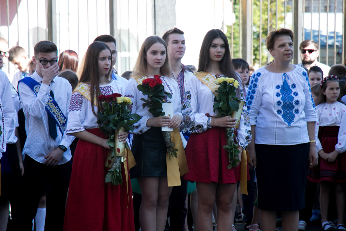 На последнем звонке в киевских школах 15 выпускникам понадобилась “скорая”