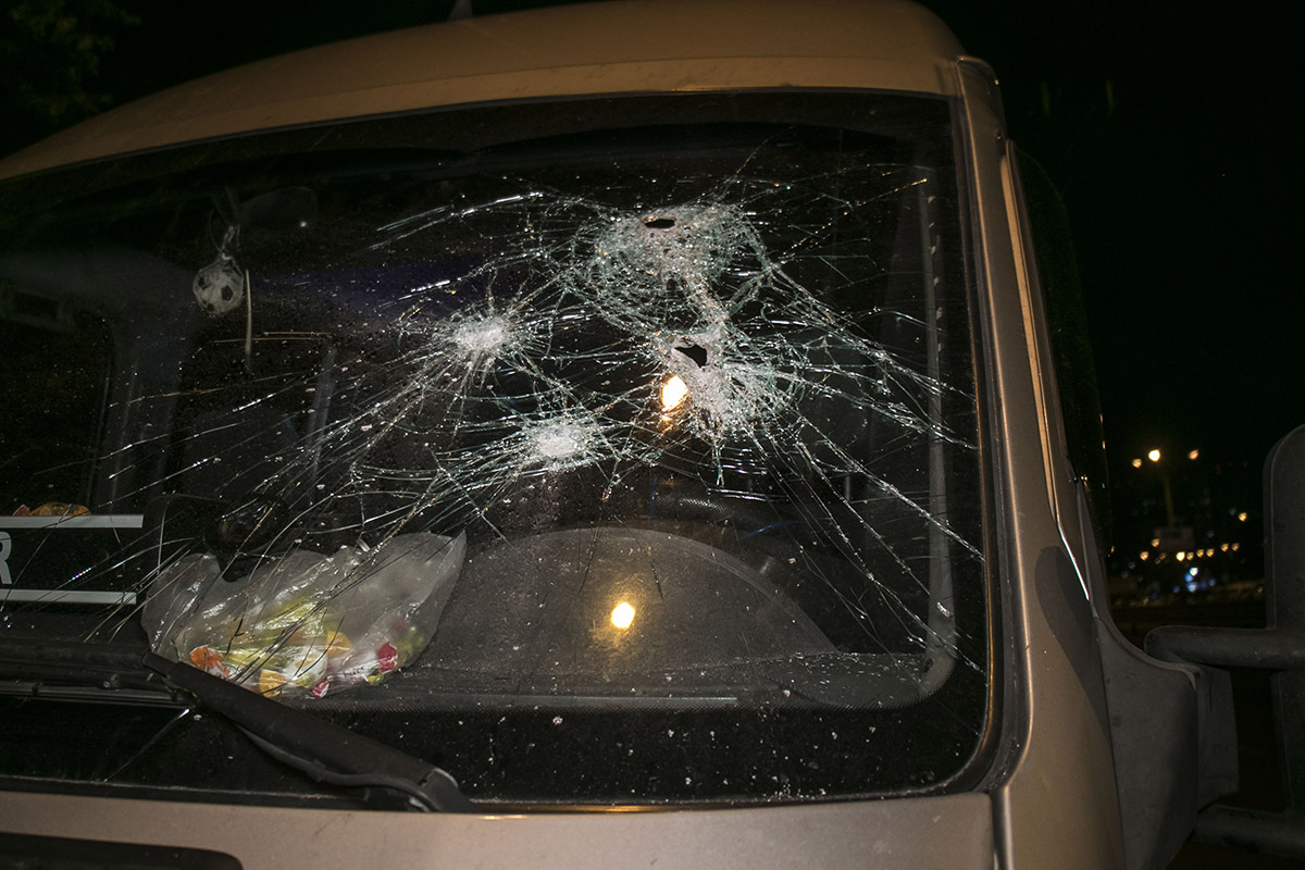 В Киеве на Теремках стреляли в пассажирский микроавтобус (фото, видео)