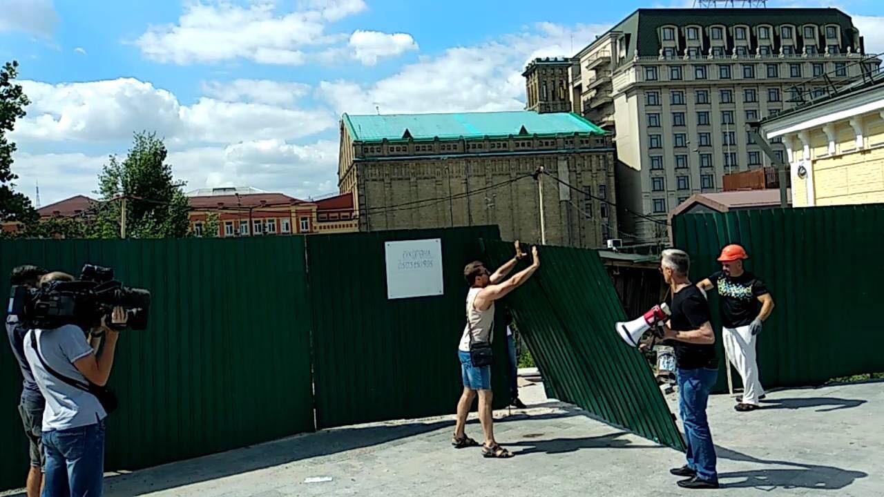 Активисты снесли ворота стройплощадки на Почтовой площади и организовывают там круглосуточное дежурство (фото, видео)