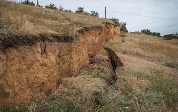 В оползнеопасной зоне в Голосеевском районе Киева ведется незаконное строительство