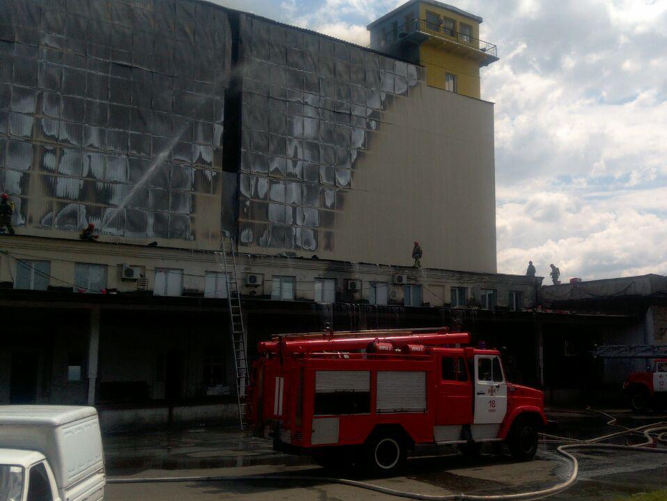 В Соломенском районе Киева горел комбинат “Прогресс” (фото, видео)