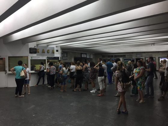 В киевском метро за день до подорожания проезда выстроились огромные очереди (фото, видео)