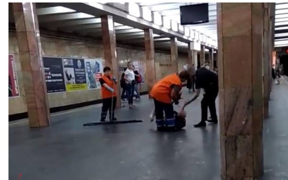 Полиция и прокуратура начали расследования об избиении полицейским пассажира на станции метро “Контрактовая площадь” (видео)