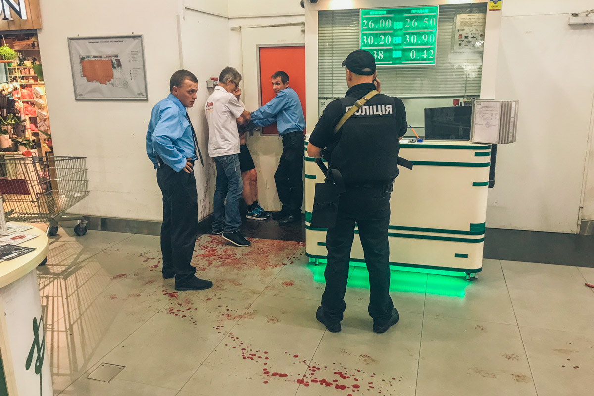 В гипермаркете “Ашан” в Киеве женщина ради мужа порезала себе вены