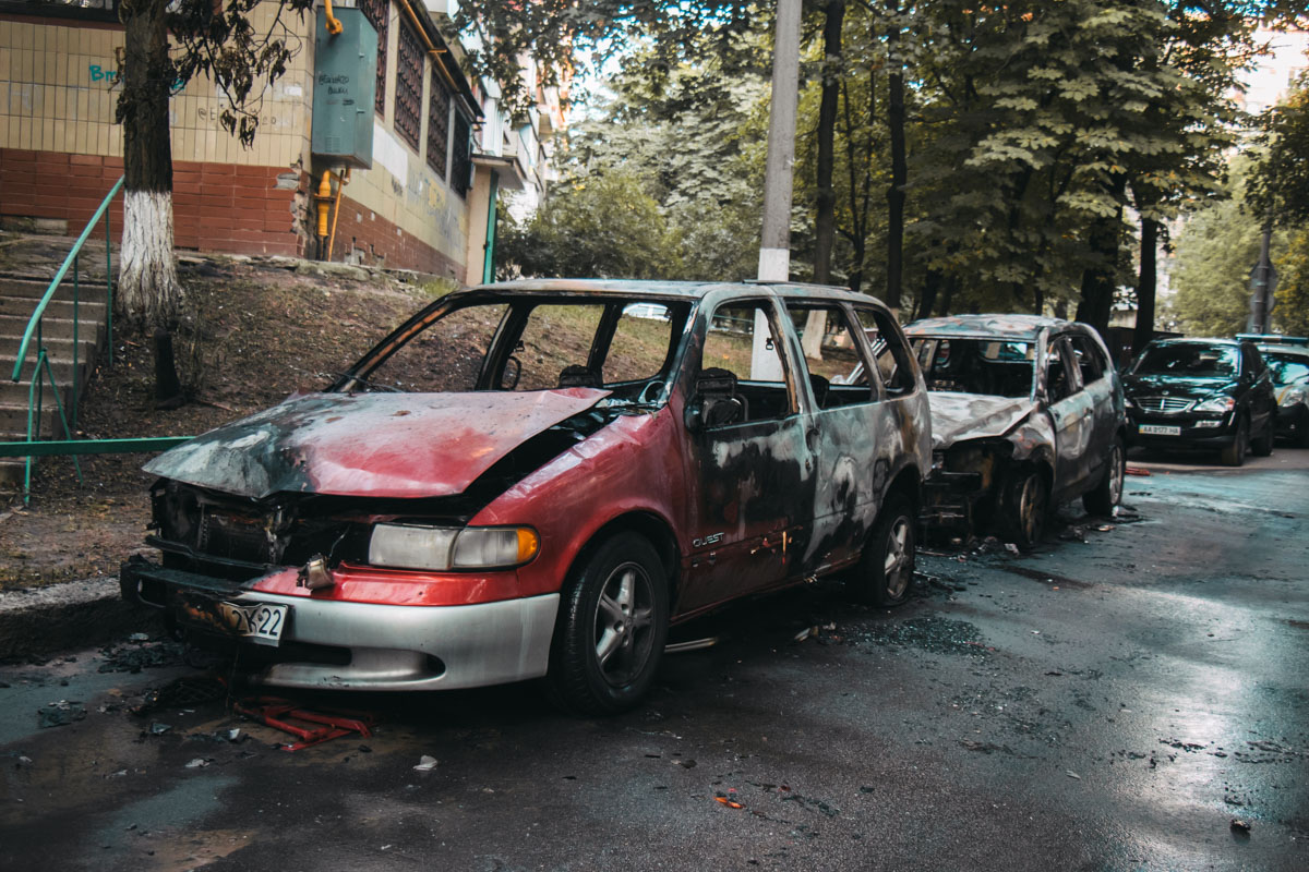 Ночью в Киеве одновременно взорвались два автомобиля одного хозяина (фото)