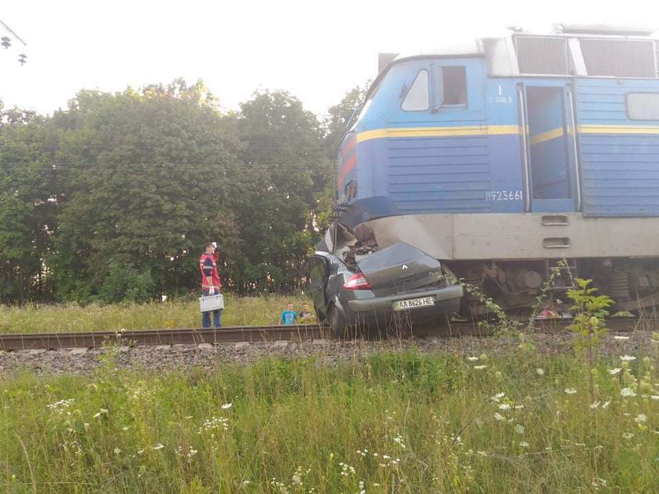 На Киевщине автомобиль попал под поезд (фото)