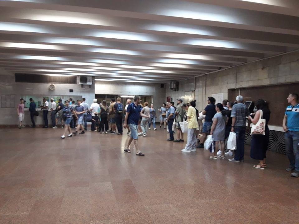 После подорожания в киевском метро бешенные очереди за жетонами (фото, видео)