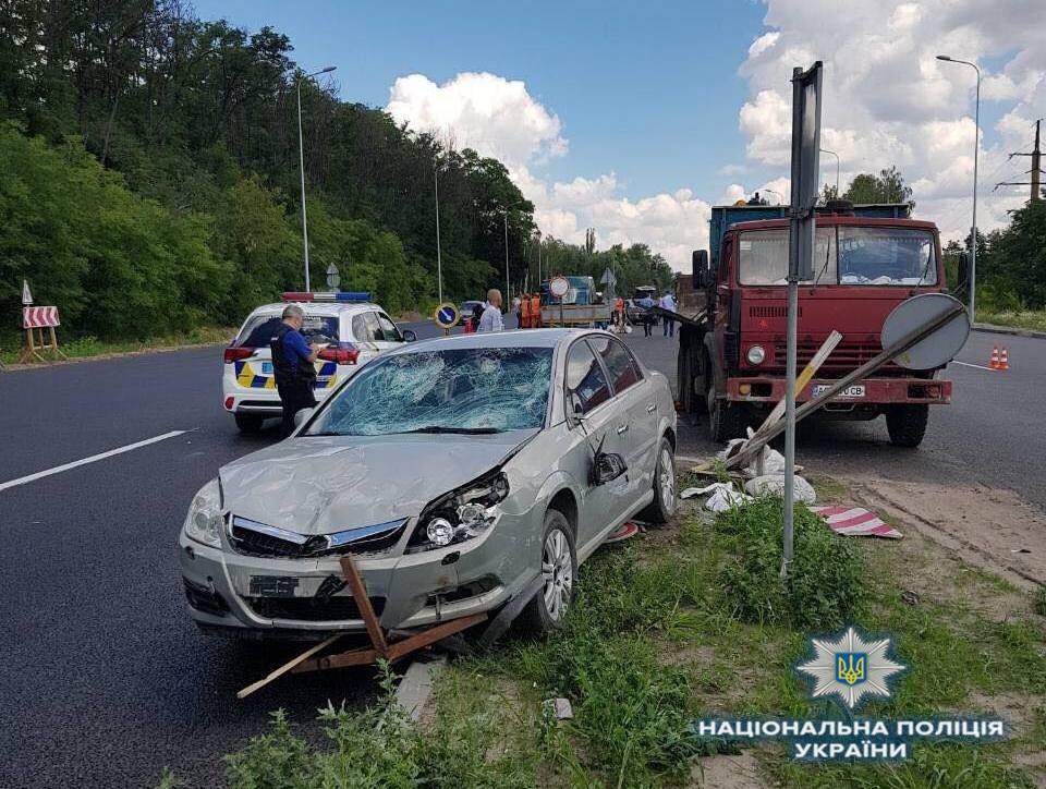На Киевщине водитель сбил группу работников дорожной службы, один человек погиб