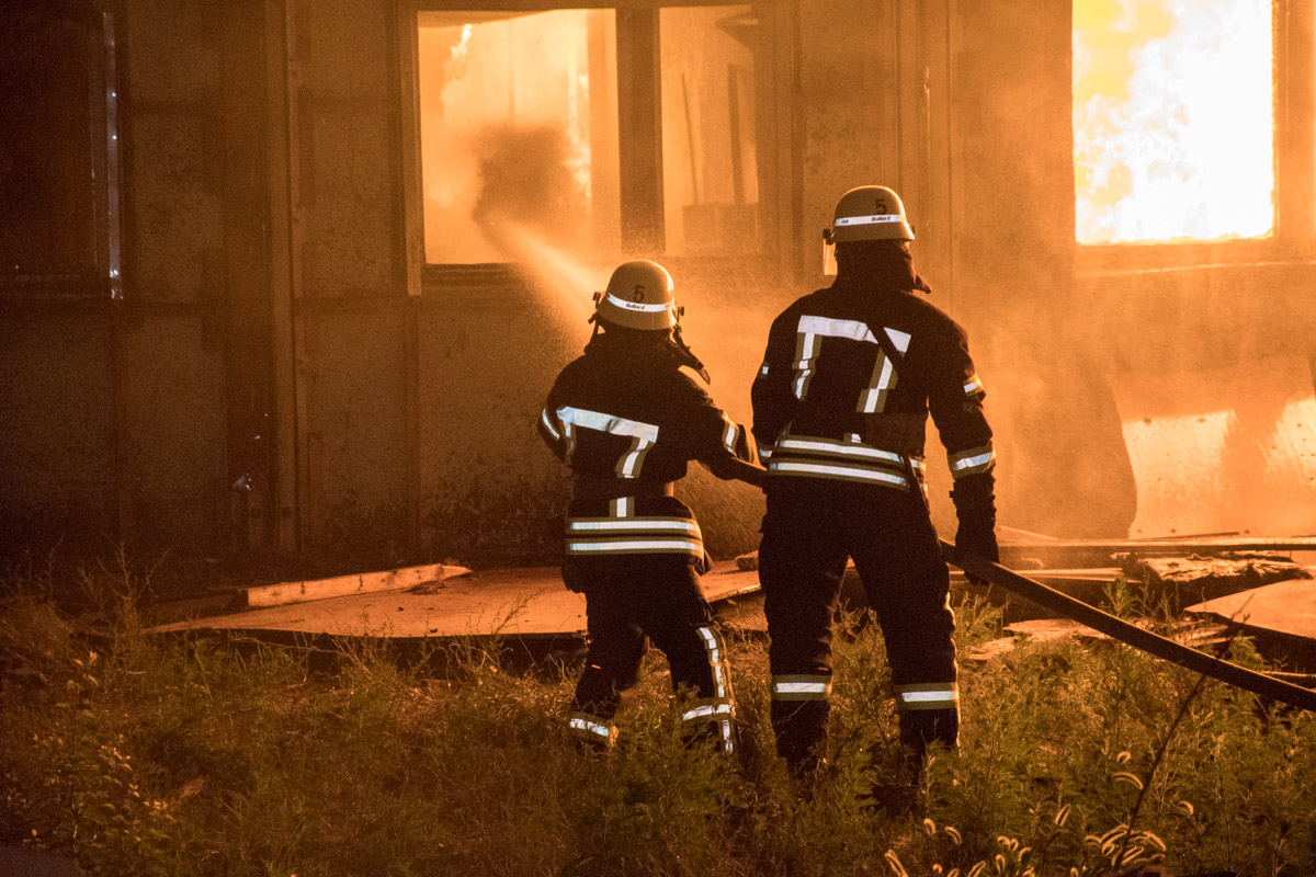 В Дарницком районе Киева горели деревянные здания (фото, видео)