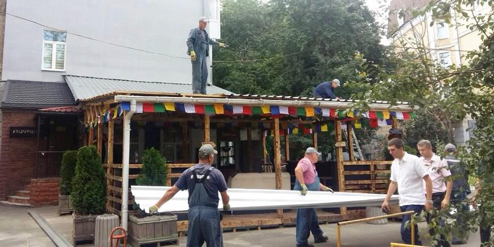 Работники по благоустройству сносят летнюю площадку кафе в центре Киева (фото)