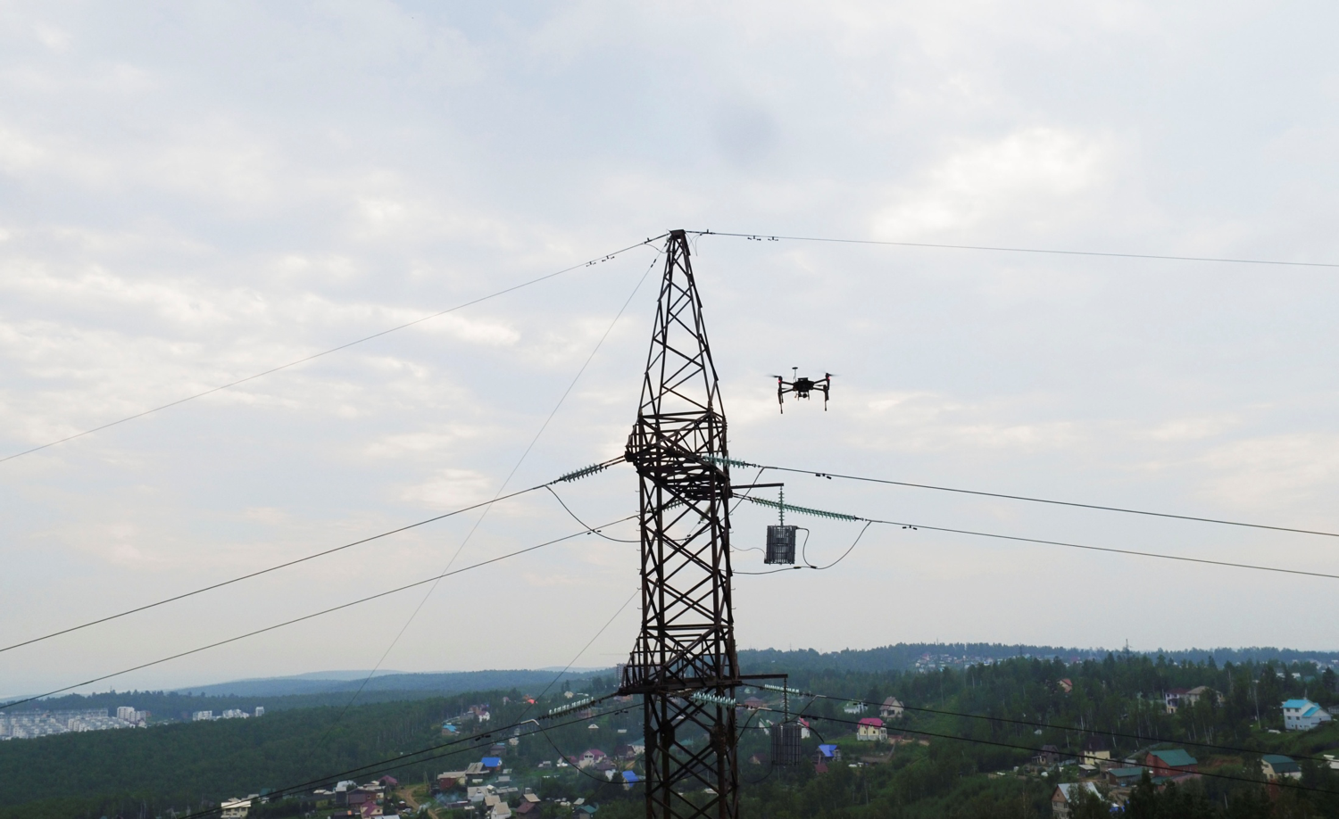 Впервые в Киеве обследовали линии электропередач дронами