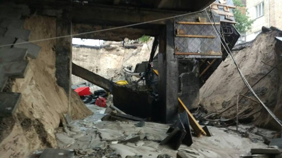 Произошел частичный обвал путепровода над улицей Кирилловской в Киеве (фото, видео)