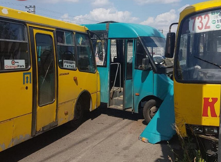 В Вишневом в ДТП с участием трех маршрутных автобусов пострадали два водителя и два пассажира (фото)
