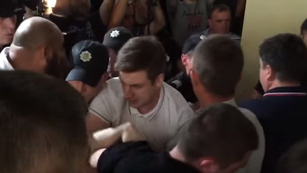 Правоохранители не пустили в сессионный зал Киевсовета киевлян и избили двух депутатов - Сиротюк