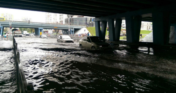 Из-за обильных дождей в Киеве затопило часть дорог (фото, видео)