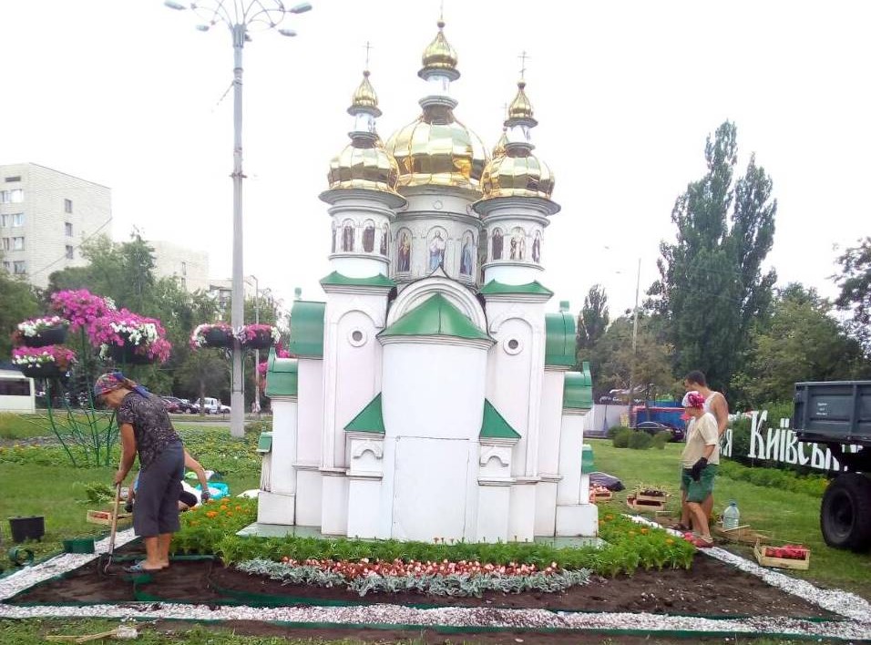 На Лесном массиве соорудили цветочную композицию ко дню крещения Киевской Руси (фото)
