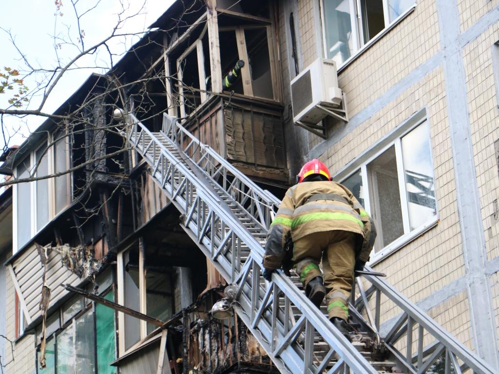При пожаре на улице Туполева в Киеве из огня был спасен мужчина (фото)