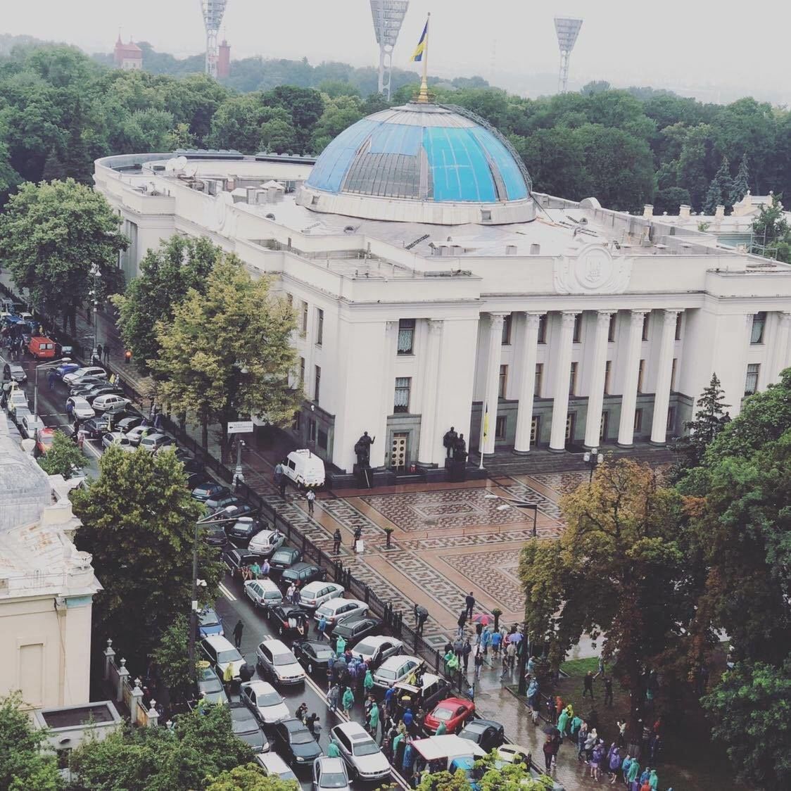 Движение в центре Киева заблокировано водителями на еврономерах (фото, видео)