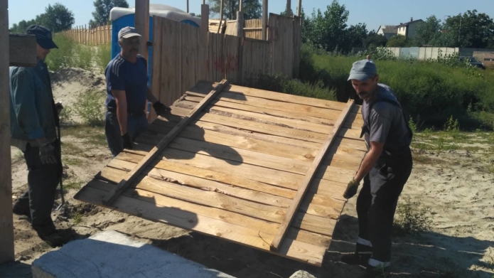 На Осокорках в Киеве работники по благоустройству демонтировали забор стройки (фото, видео)