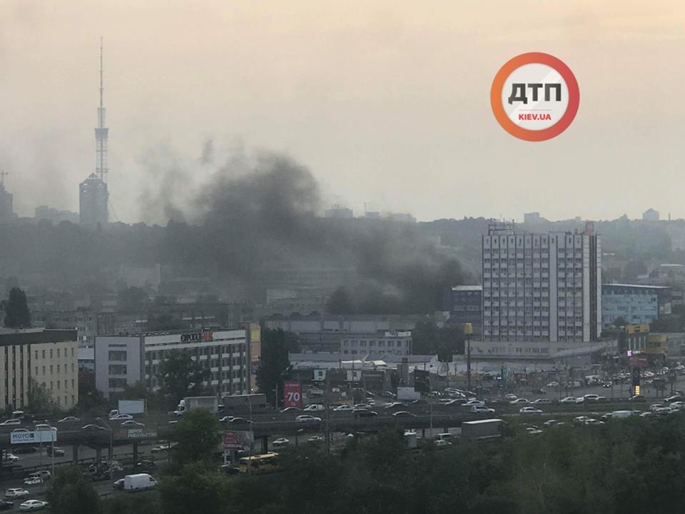 В Киеве горело здание завода “Маяк” (фото)