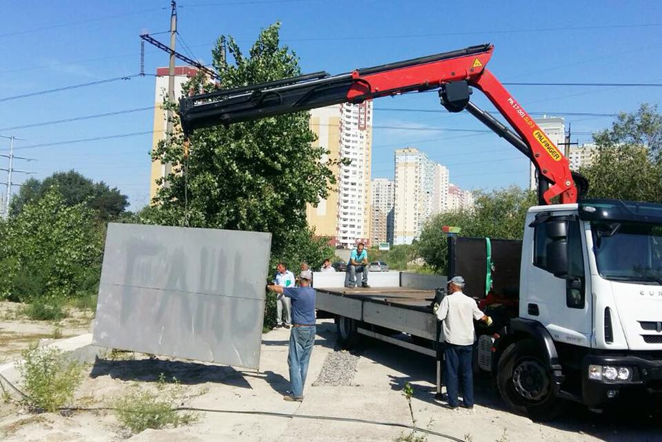 За неделю сотрудники “Киевблагоустройства” демонтировали 19 временных сооружений (фото)