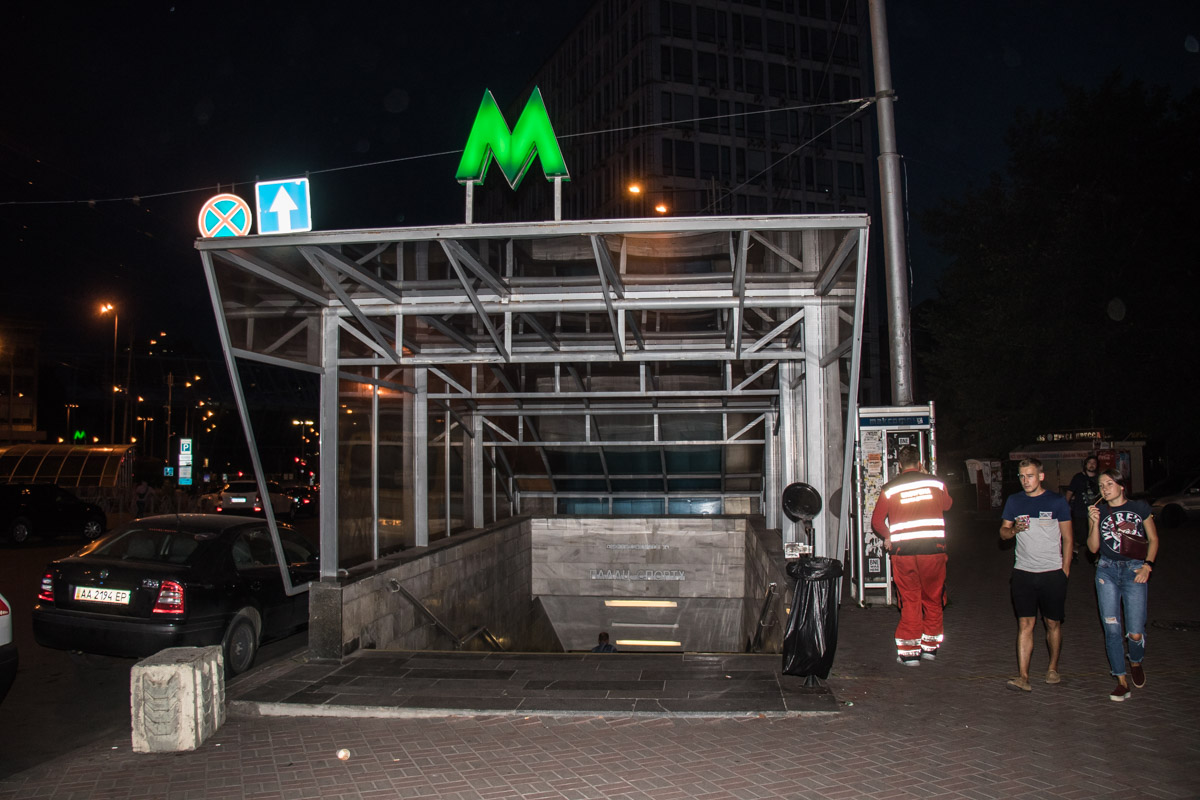 В Киеве молодая девушка бросилась под поезд в метро (видео)