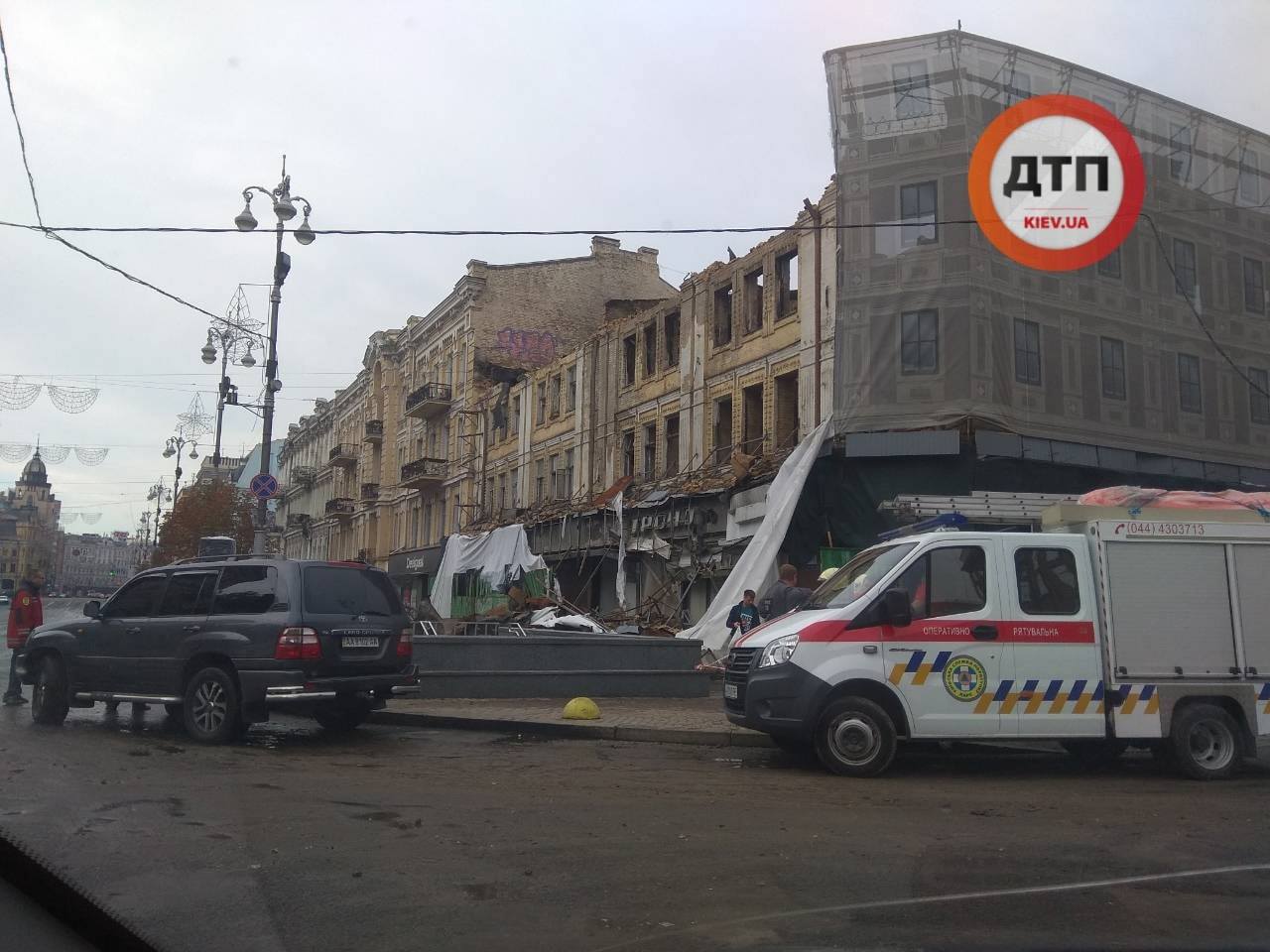 На Крещатике обрушилось горевшее здание бывшего Центрального гастронома (фото)