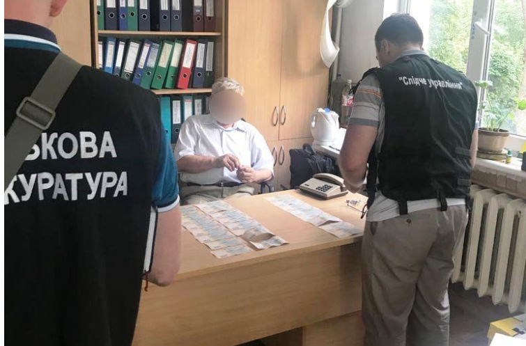 За получение взятки задержан чиновник на Киевщине