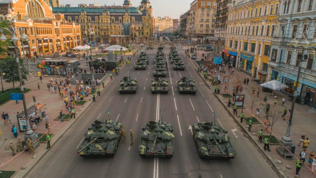Сегодня и 22 августа общественный транспорт в Киеве изменит движение на время репетиции парада