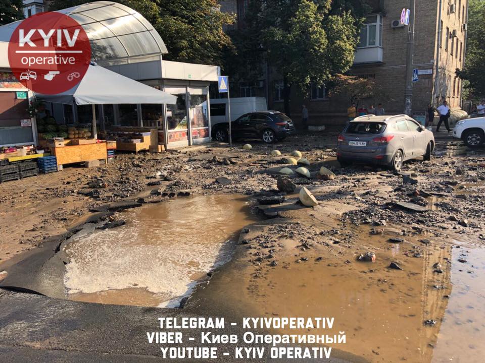 В Киеве на Печерской площади прорвало трубопровод с горячей водой (фото, видео)