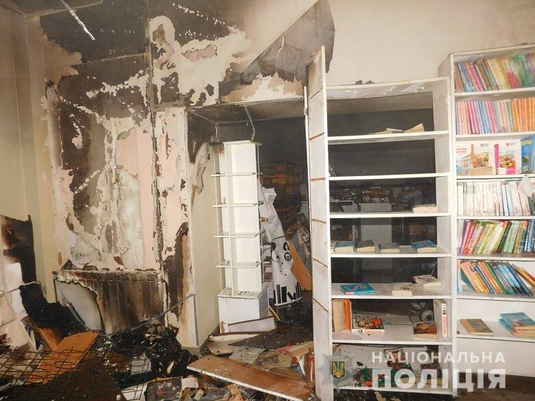Неизвестные в Киеве подожгли книжный магазин и избили продавца