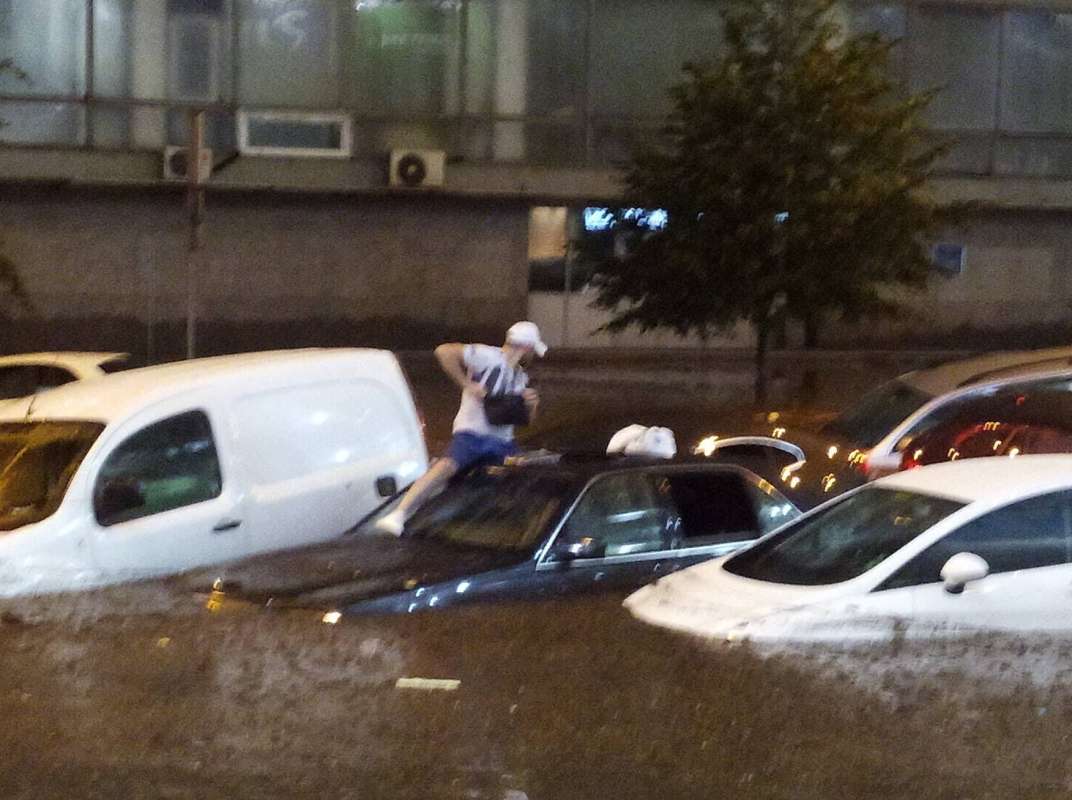 Из-за сильного дождя в Киеве опять затопило улицы (фото, видео)