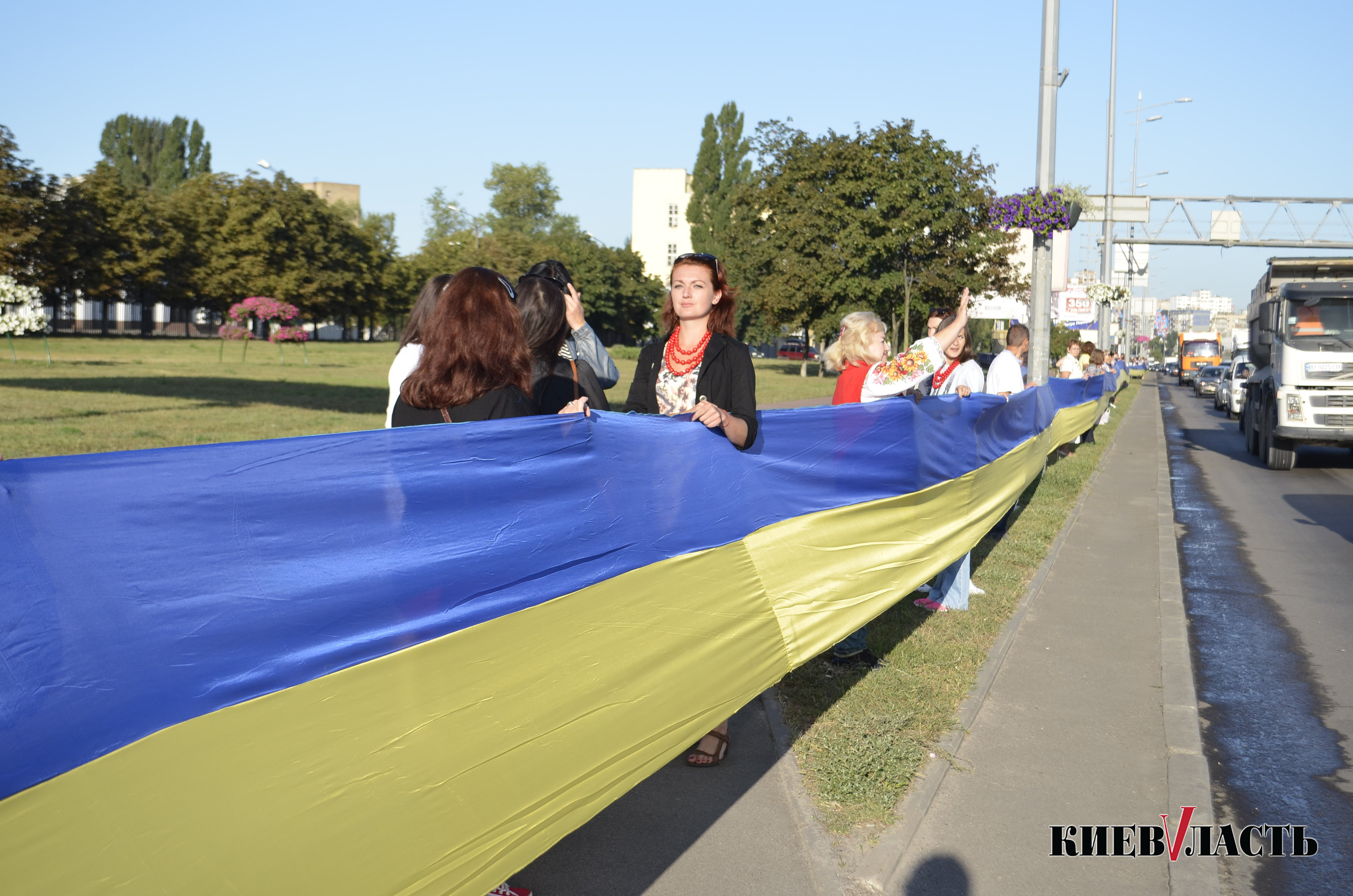 На проспекте Бажана установили Национальный рекорд самого длинного государственного флага Украины (фото)