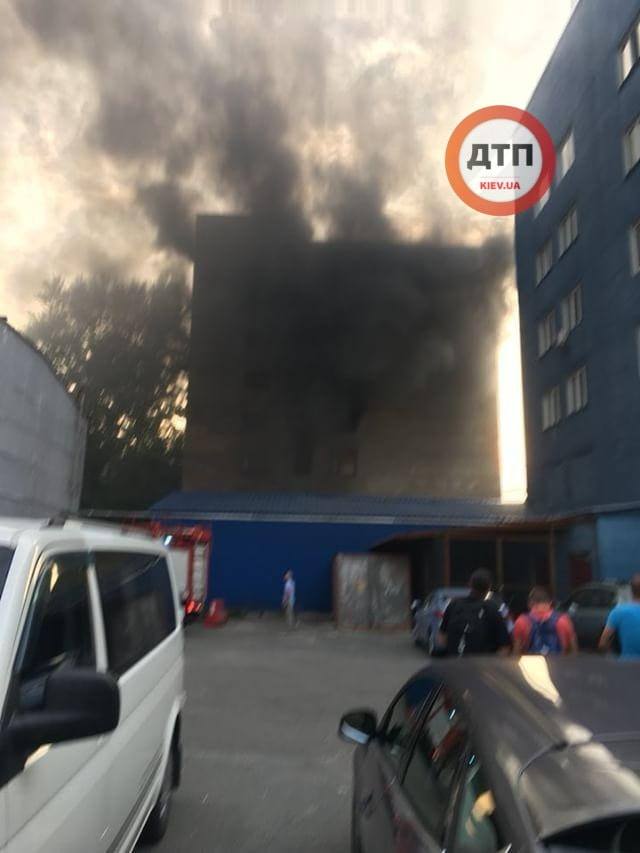В Киеве горело здание завода “Маяк” (фото)