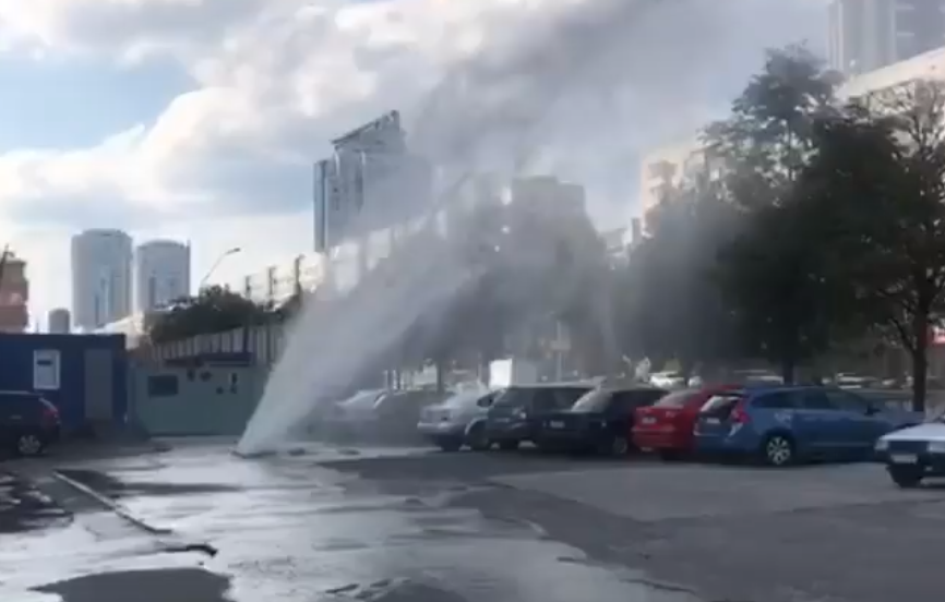 Около Центрального ЗАГСа в Киеве забил “гейзер“ (видео)