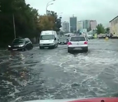 Из-за дождя в Киеве затопило улицу Владимира Брожко (видео)