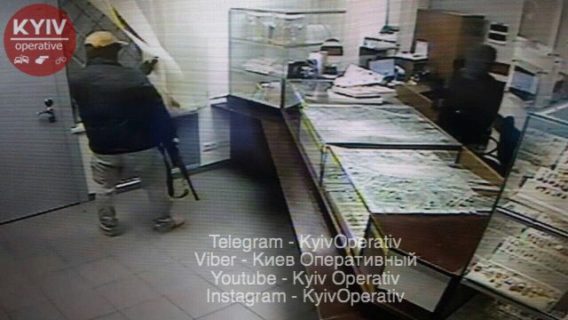 В Киеве совершено разбойное нападение на магазин-ломбард: убит охранник (фото, видео)