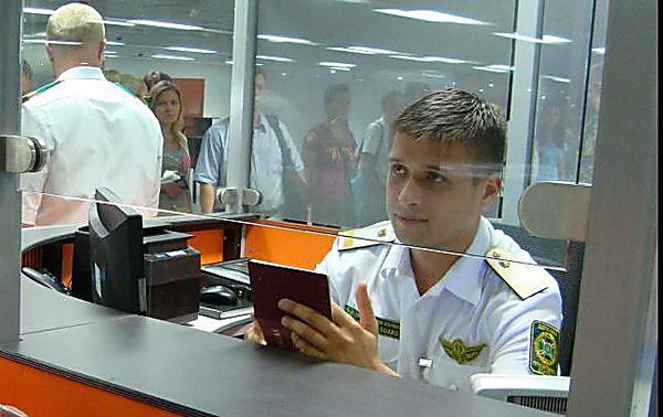 Пограничники в аэропорту “Борисполь” выявили четырех иностранцев с поддельными паспортами