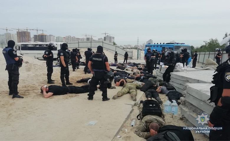 Возле стройки на Осокорках полиция Киева задержала 40 человек