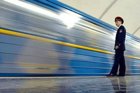Завтра в Киеве введут особый режим работы на трех станциях метро и продлят работу подземки на час