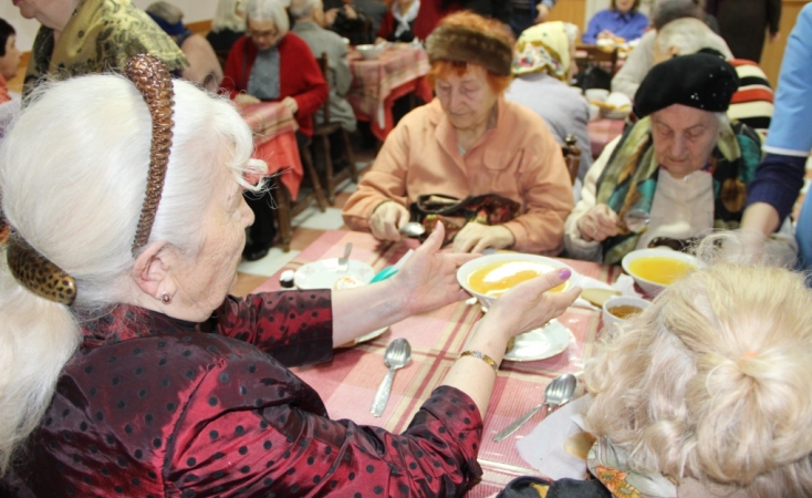 Малообеспеченные жители Печерского района Киева начнут с 3 сентября получать горячее питание