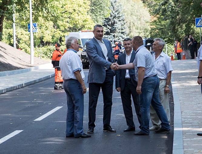 Кличко проверил качество ремонта улицы Генерала Родимцева