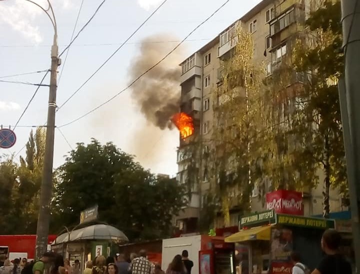 В Шевченковском районе пылает 9-этажный жилой дом (фото, видео)