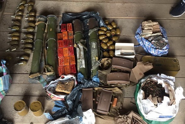 Арсеналы оружия выявлены в гараже и квартире сержанта полиции в Киеве (фото)