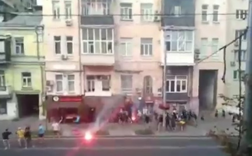 В Киеве произошла драка между футбольными фанами (видео)