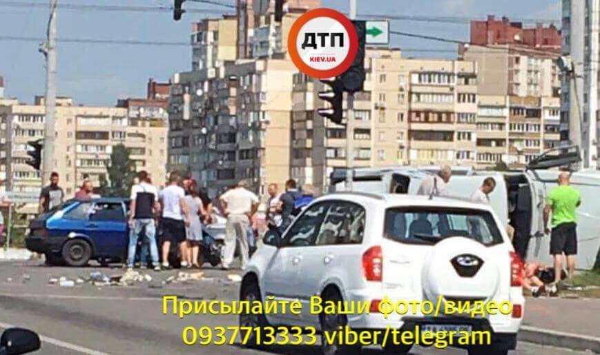 На столичной Троещине автомобиль влетел в толпу людей