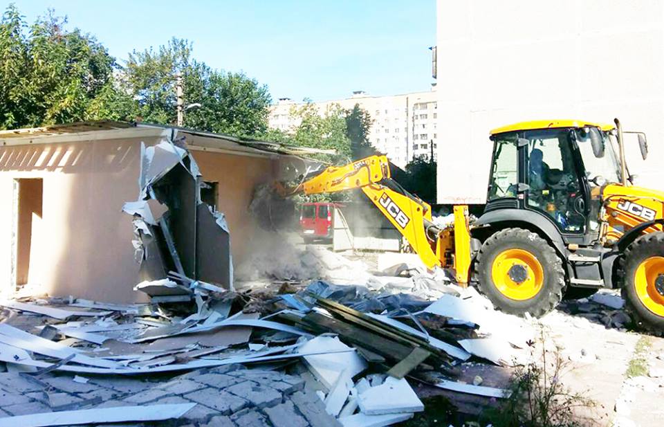 В третью неделю сентября в Киеве коммунальщики демонтировали 17 временных сооружений (фото)