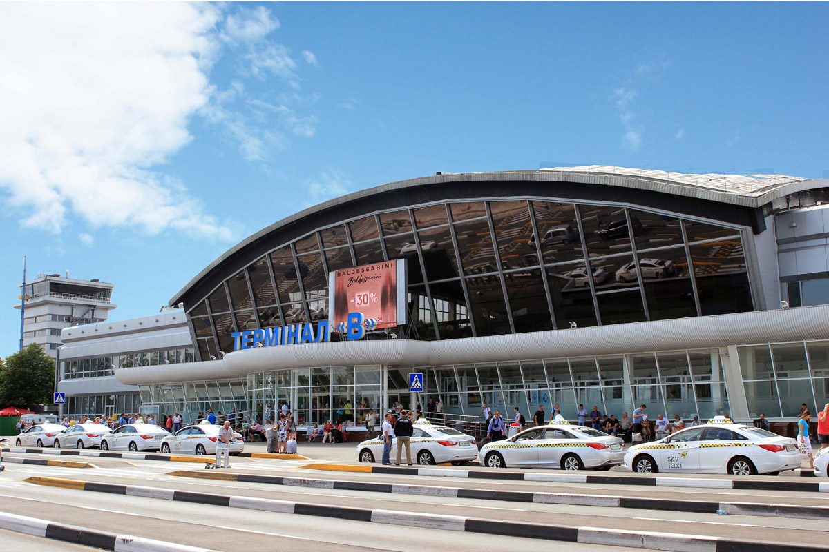 В аэропорту “Борисполь” задержали украинку с иностранцем за попытку ввезти значительную партию медпрепаратов