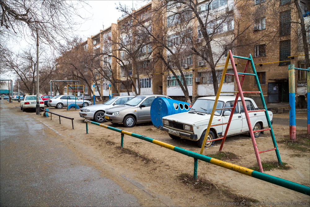 Незаконная парковка на улице Туманяна в Киеве мешает обустройству там детской площадки